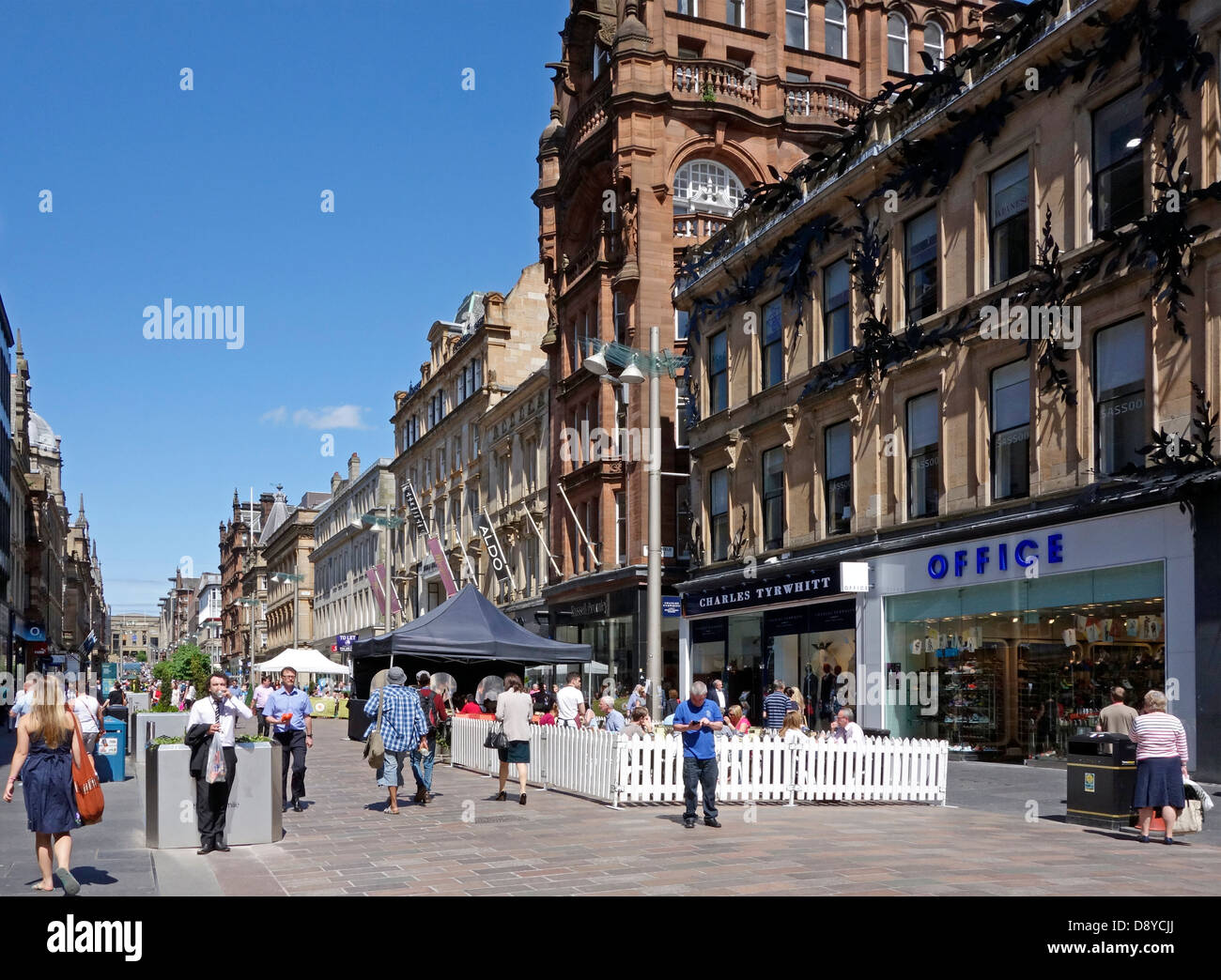 Buchanan Street in Glasgow Schottland an einem geschäftigen Tag mit Shopping-Fans und Besucher Enjoyind Essen und trinken außerhalb. Stockfoto