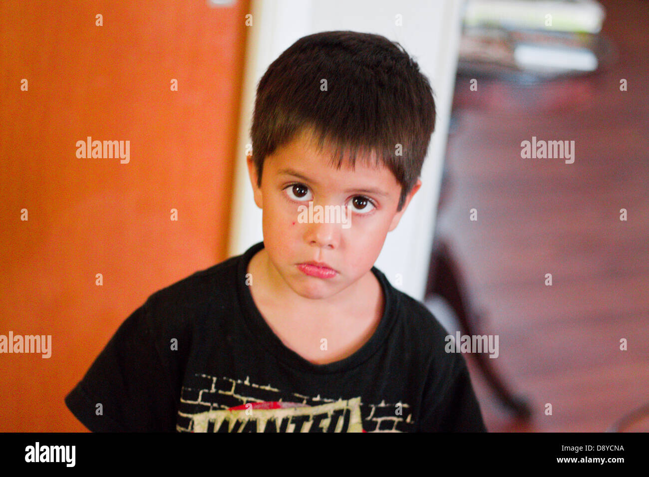 Kleiner Junge sucht traurig und verärgert mit Kratzern oder Schnitt im Gesicht Stockfoto