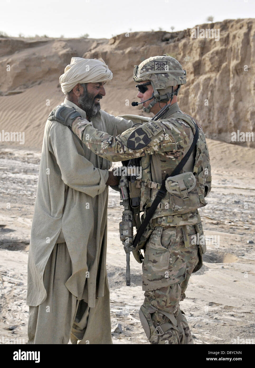 US Army Captain Troy Yoho tauscht Grüße mit einem afghanischen Bauern während seiner Einheit eine abgesessene Patrouille 2. Juni 2013 in der Nähe von Forward Operating Base Spin Boldak, Provinz Kandahar, Afghanistan führt. Stockfoto