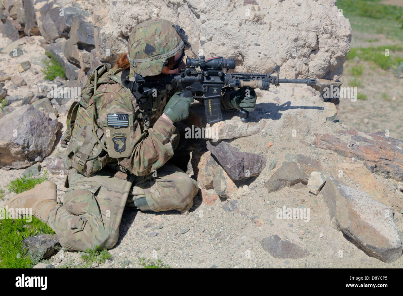 US Army Spc. Bretagne Kabe, zugeordnet zu einem weiblichen Engagement-Team mit der 101. US-Luftlandedivision scannt ihr Sektor während der Kampfhandlungen 29. Mai 2013 in der Provinz Paktia, Afghanistan. Stockfoto