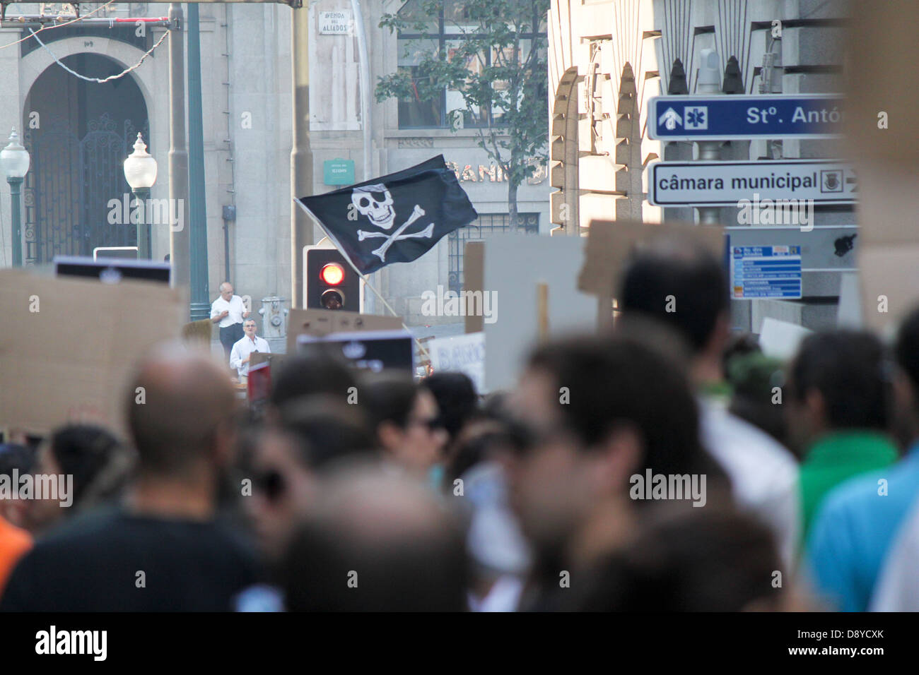 Beliebte Street Manifestation mit Piratenflagge Stockfoto