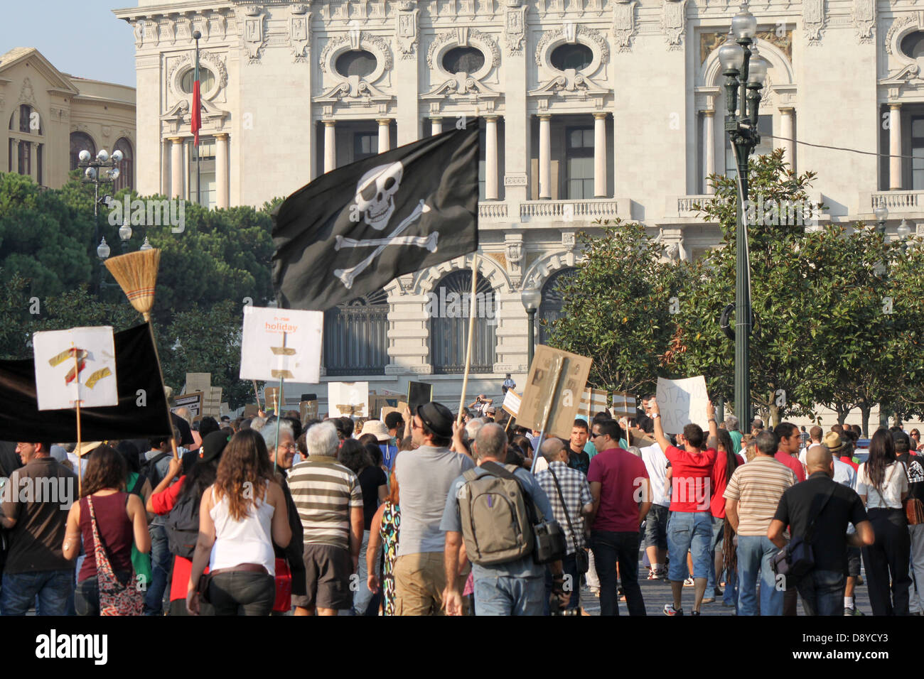 Beliebte Street Manifestation mit Piratenflagge Stockfoto