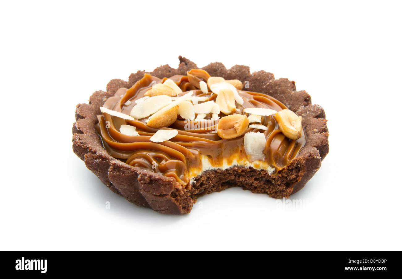 angebissene Schokolade Torte mit Karamell isoliert auf weißem Hintergrund Stockfoto