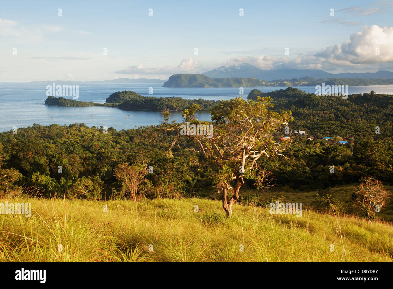 Ansicht von Bangka Island gegen die Lembeh Strait, Sulawesi, Indonesien Stockfoto