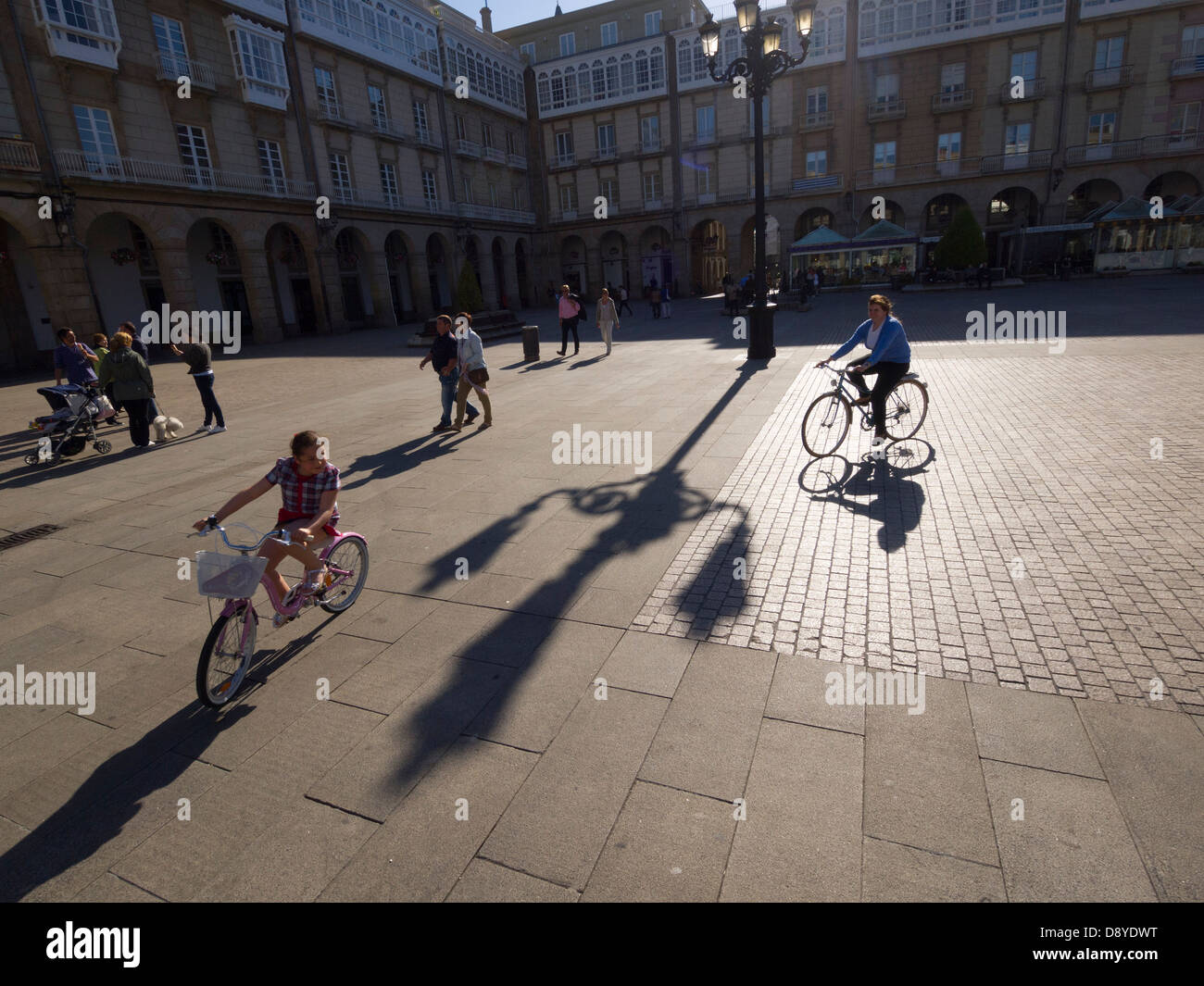 Menschen auf Fahrrädern auf der Plaza de María Pita, La Coruña, Galicien, Spanien, Europa Stockfoto