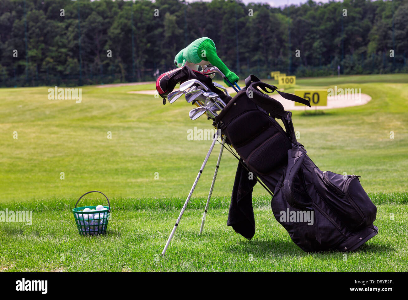 Professionelle Golf-Ausrüstung in einem Golf-Cart und Eimer Bälle auf dem Golfplatz Stockfoto