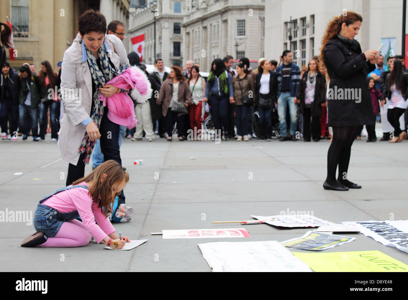 Kleines Mädchen in einem türkischen Protest für die Türkei Gezi-Park in London Stockfoto