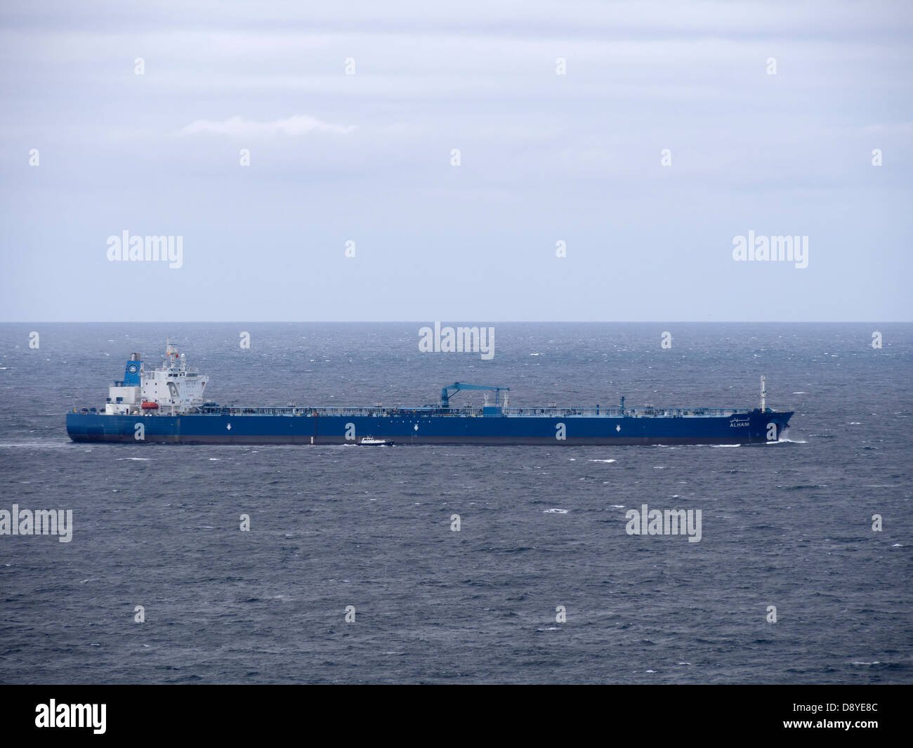 Blaue Öltanker auf dem Meer Stockfoto