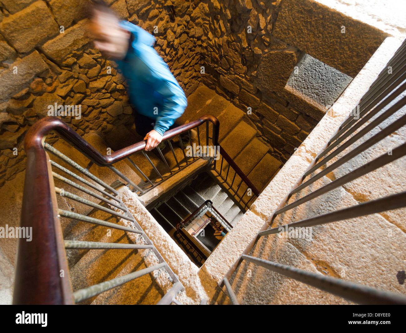 Verschwommene Mann beim Treppensteigen am alten römischen Leuchtturm Herkulesturm (Torre de Hercules) in La Coruna, Spanien Stockfoto