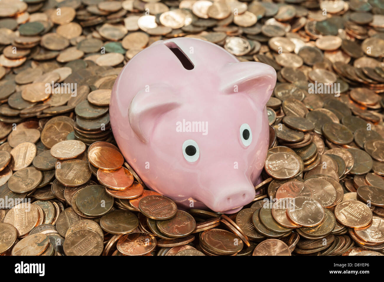 Vintage Sparschwein Chindeep in einem Penny-Haufen. Stockfoto