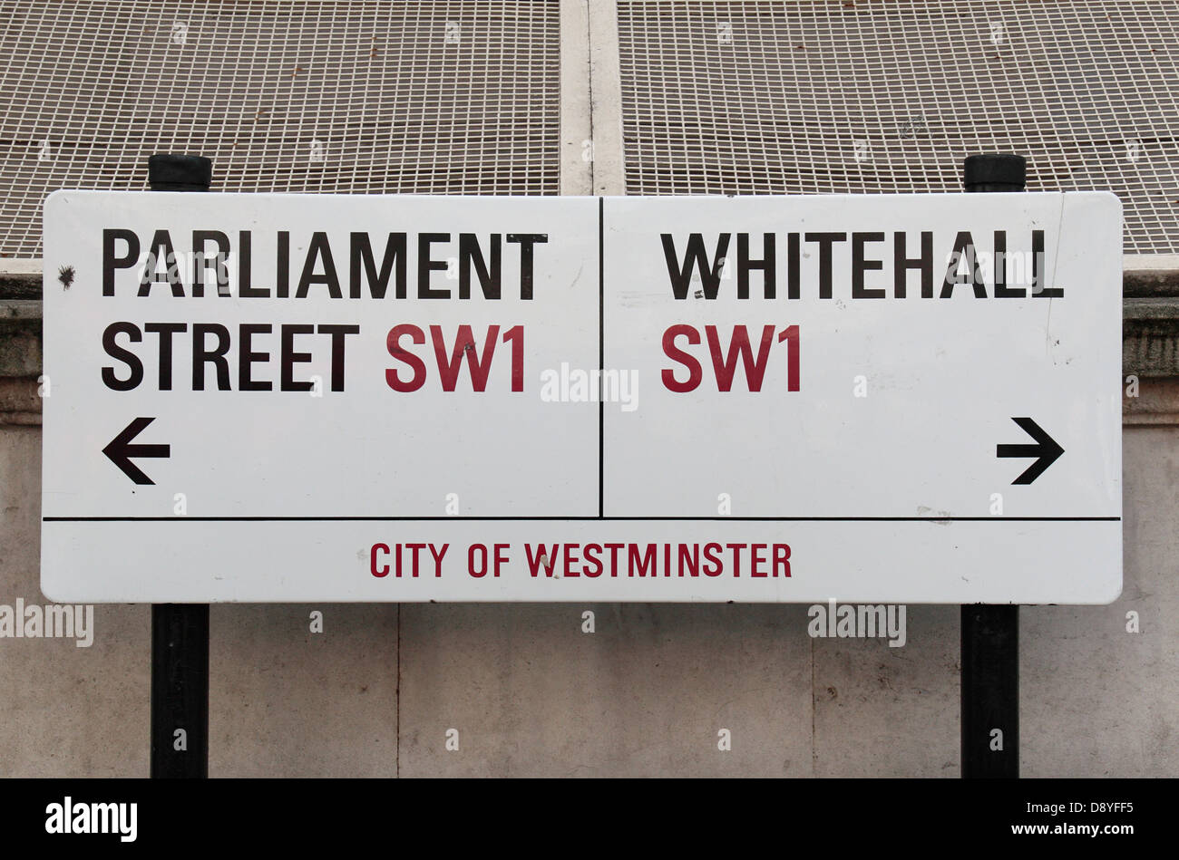 Eine Straße Hinweisschild der Kreuzung der Parliament Street und Whitehall, SW1, City of Westminster, London, UK. Stockfoto