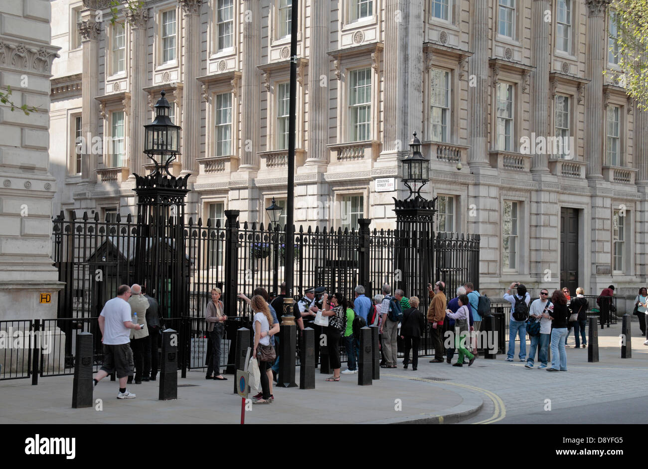 Voller Touristen, die Eingangstore zur Downing Street, London Haus des britischen Premierministers, Whitehall, London. Stockfoto