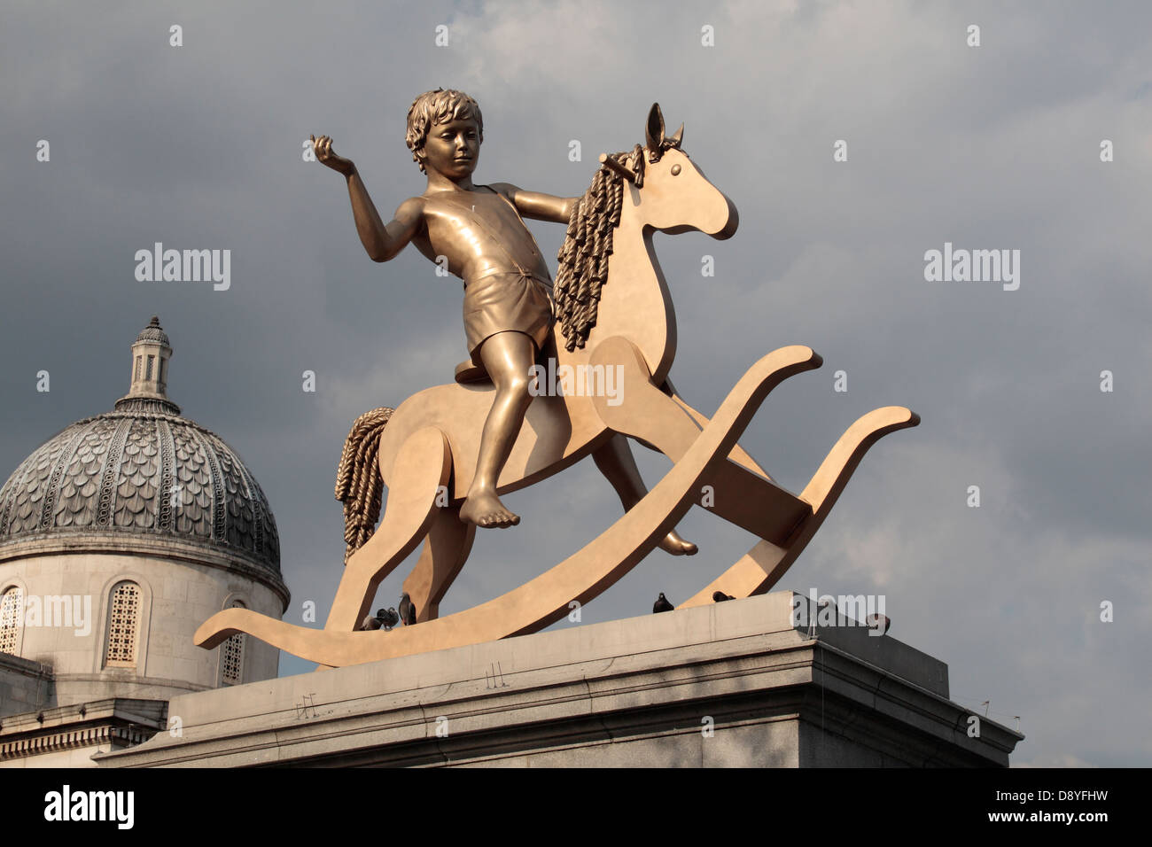 "Machtlose Strukturen, Abb. 101" eine Bronze-Skulptur eines jungen auf einer Schaukel Pferd, vierte Sockel, Trafalgar Square, London, UK. Stockfoto