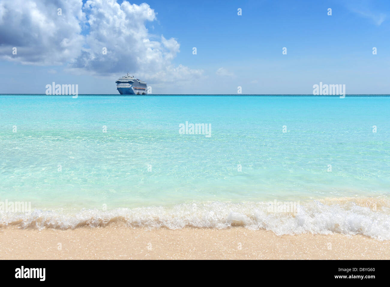 Karibik-Strand mit Passagier Kreuzfahrtschiff im Hintergrund Stockfoto