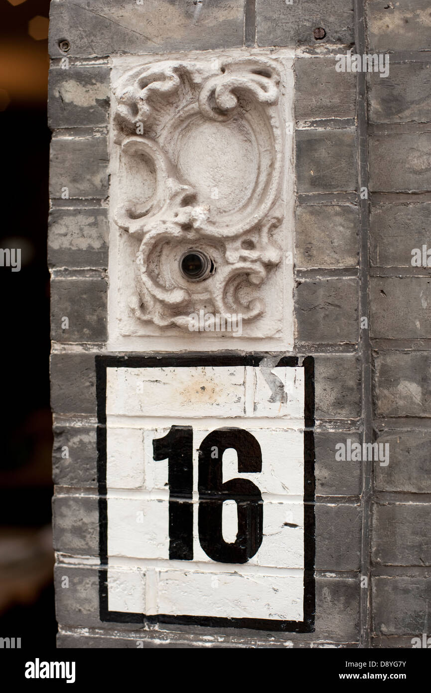 Haus keine Nummer 16 Zeichen Klingel weiß schwarz verziert Stockfoto