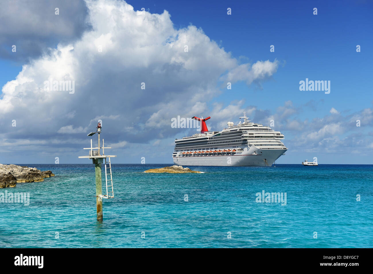Luxus-Passagier Kreuzfahrtschiff verankert in Küstennähe auf den Bahamas Stockfoto