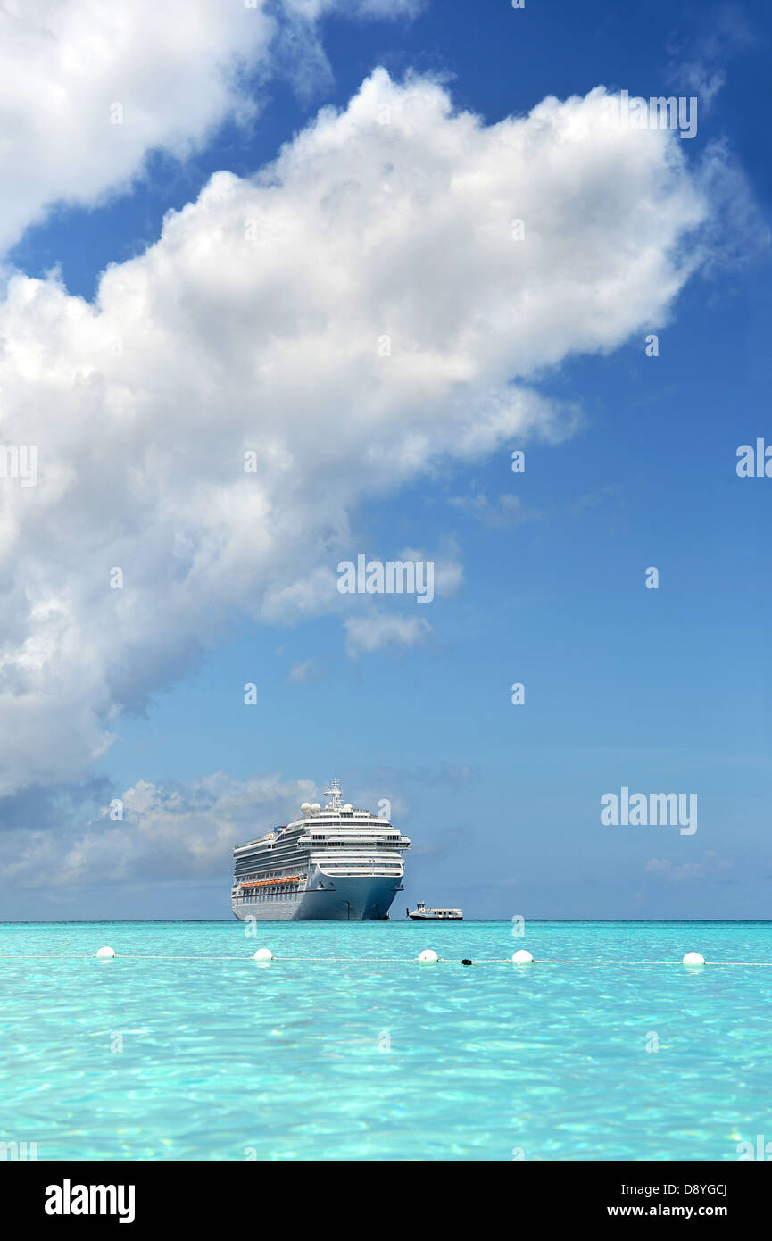 Passagier Kreuzfahrtschiff in Küstennähe verankert, während der helle Tag Stockfoto