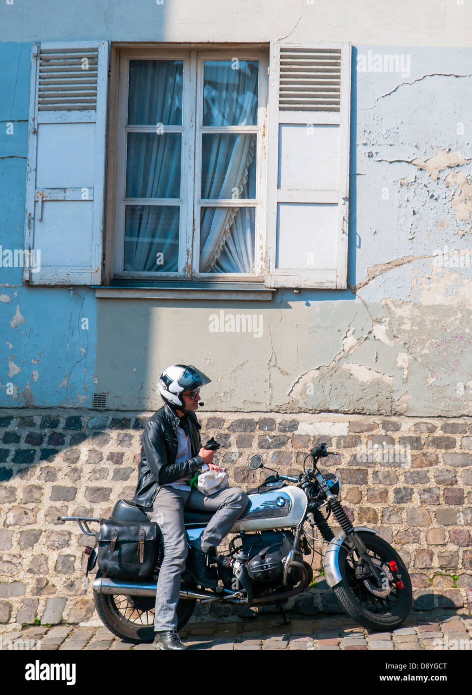 Ein Biker auf seinem Fahrrad in Montmartre, Paris, Frankreich Stockfoto