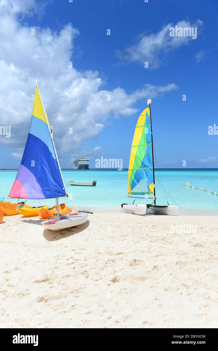 Bootsvermietung am Karibik-Strand mit Kreuzfahrtschiff im Hintergrund Stockfoto