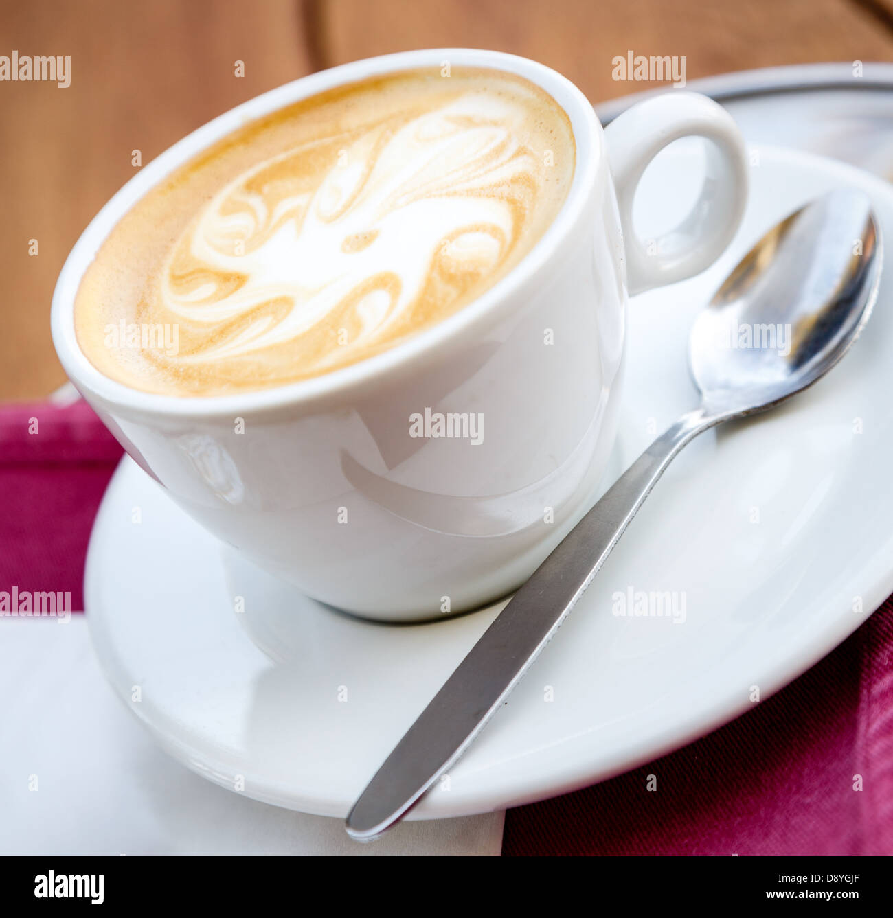 Cappuccino mit Kaffee Kunst mit einem dekorierten Wetterfahne in Schaum Stockfoto