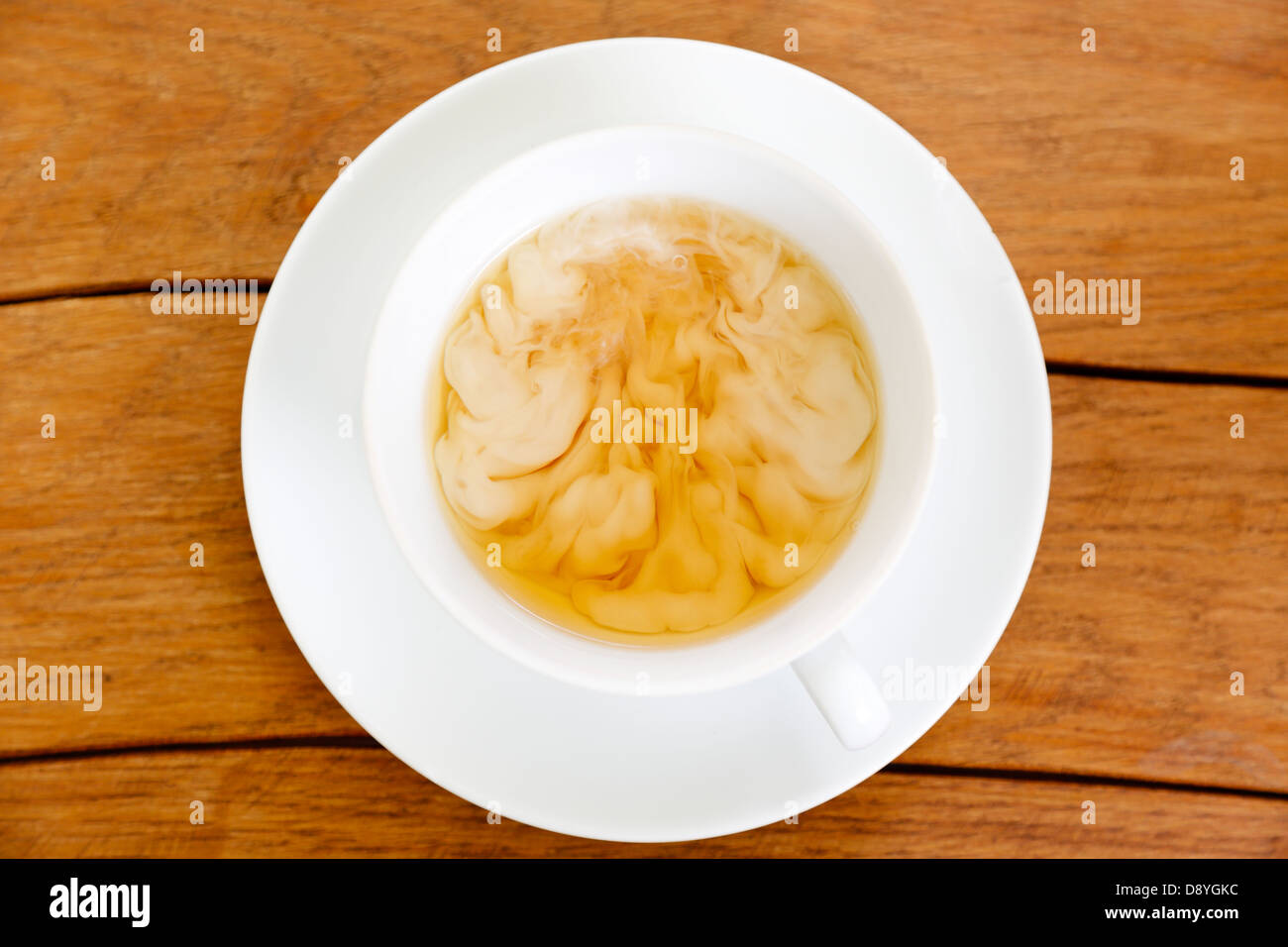 Tasse Tee mit Milch und Teekanne Stockfoto