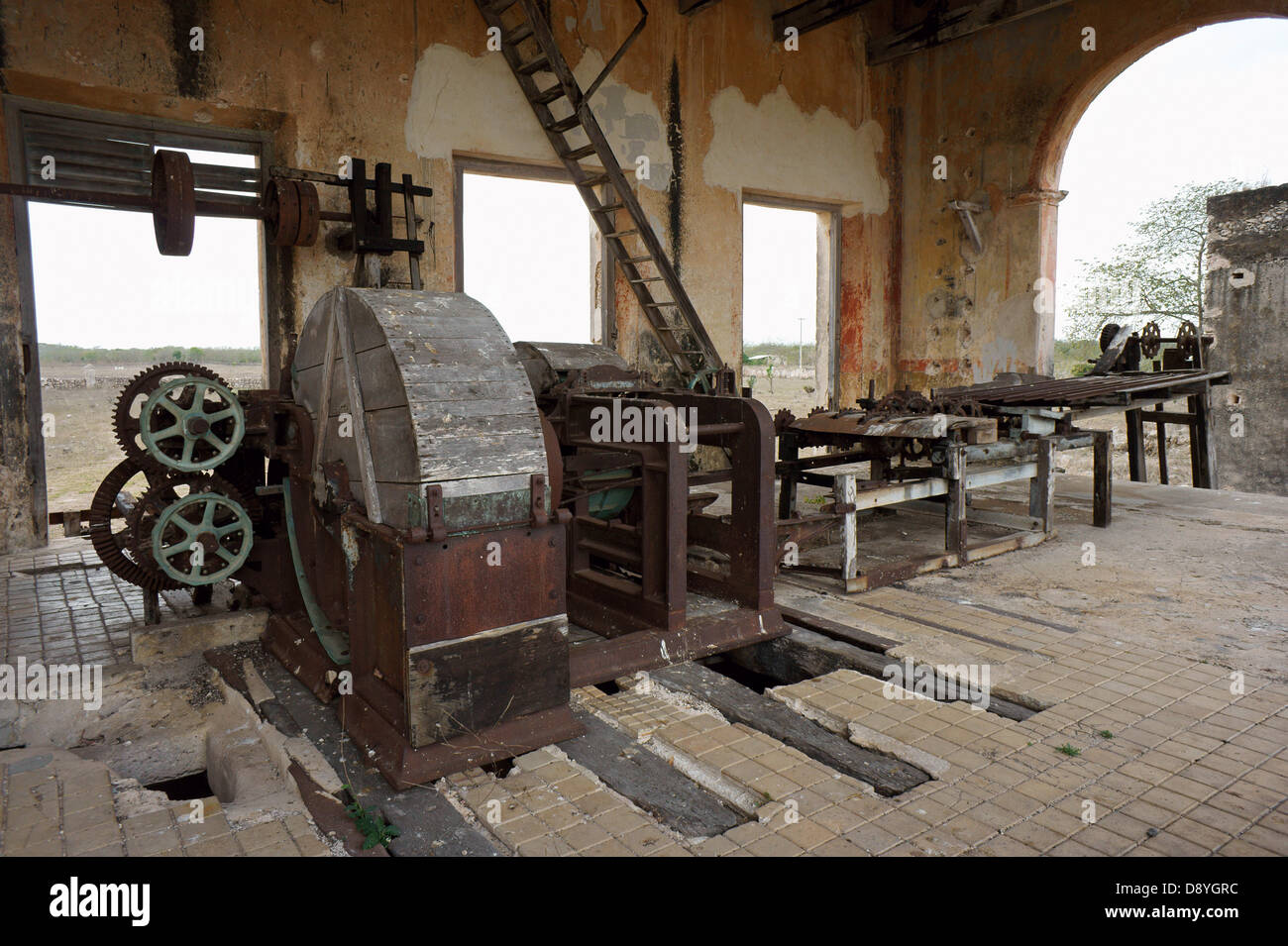 Henequen oder Sisal Verarbeitungsmaschinen im Maschinenraum im Hacienda Yaxcopoil, Yucatan, Mexiko Stockfoto