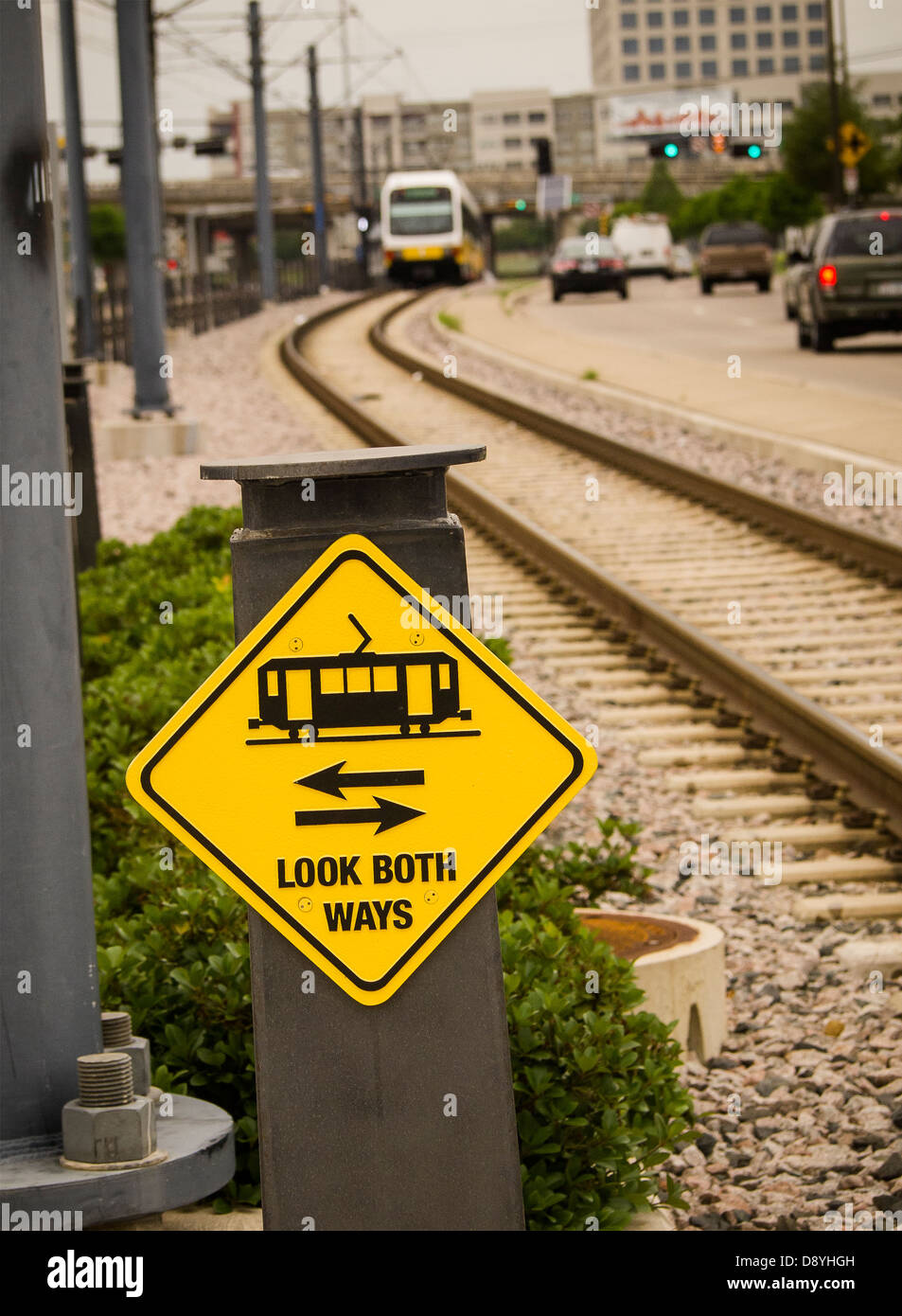 Öffentlicher Nahverkehr kommt nach Dallas, Dallas Area Rapid Transit, elektrische Straßenbahnen. Sicherheitszeichen warnt Passanten nach Zügen suchen Stockfoto
