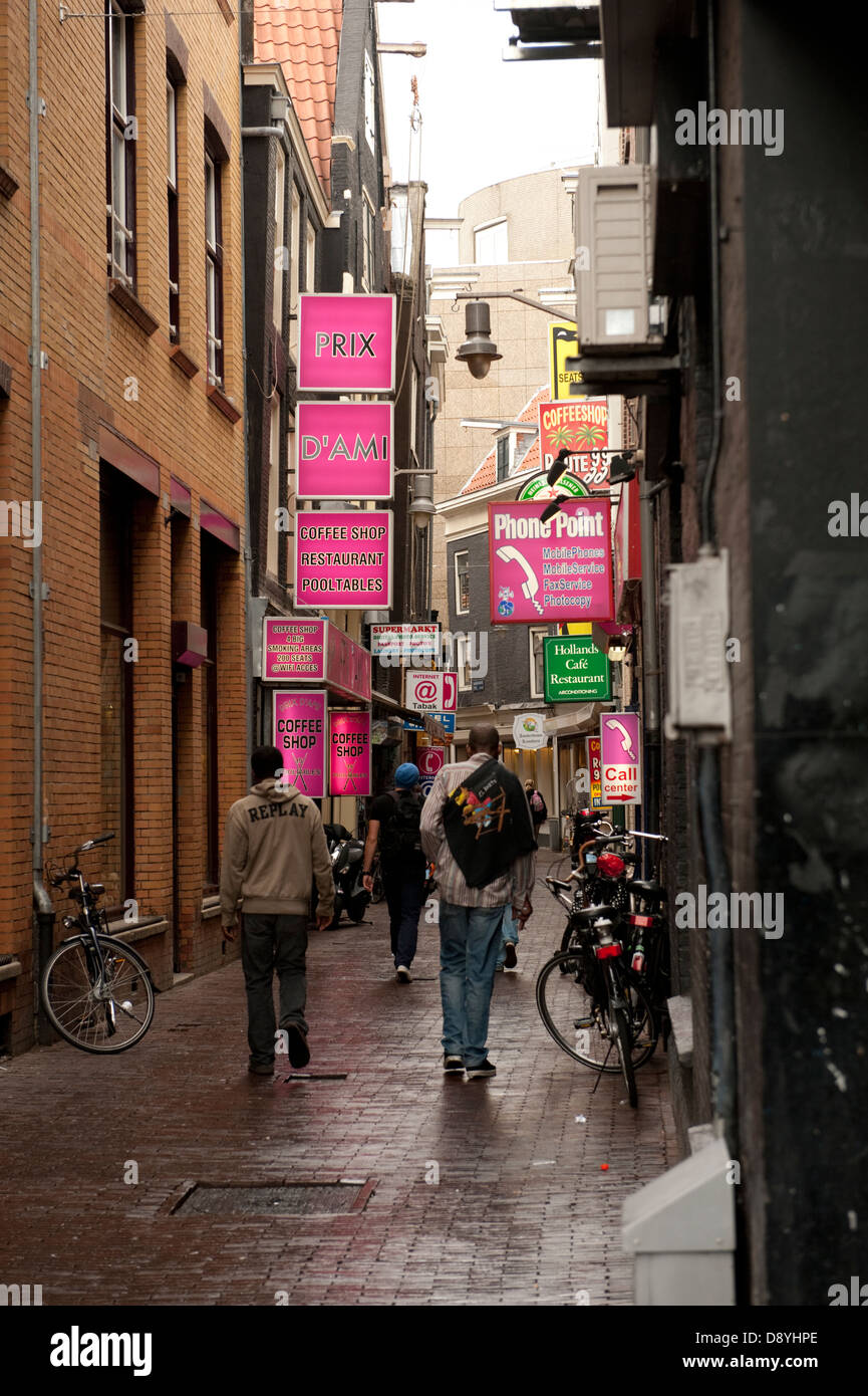 Schmale Seitenstraße Zeichen nasse Amsterdam Holland Niederlande Europa Stockfoto