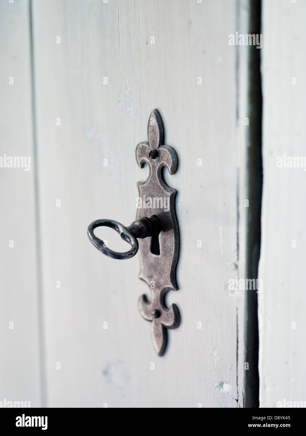 Ein Schlüssel in einer Tür, close-up. Stockfoto