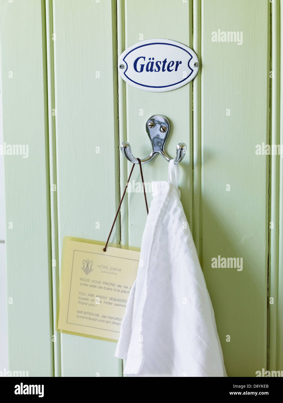Handtuch am Haken Stockfoto