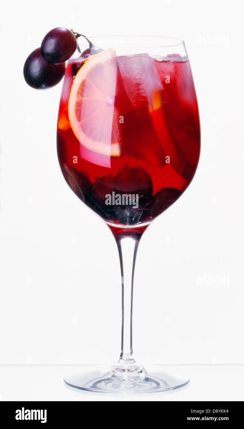 Sangria trinken vor weißem Hintergrund Stockfoto