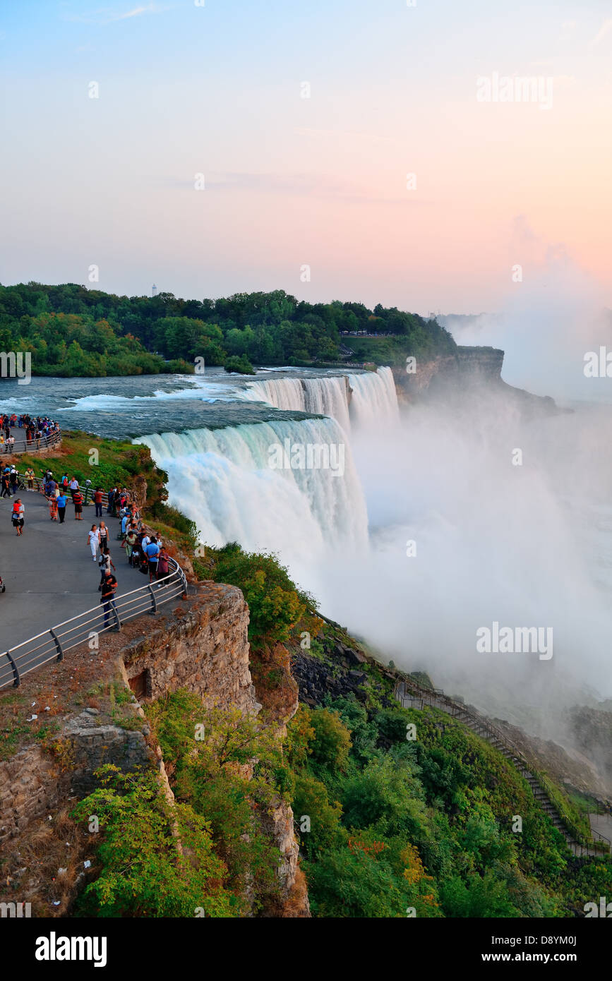 Die amerikanischen Wasserfälle von Niagara Falls Closeup in der Dämmerung nach Sonnenuntergang Stockfoto