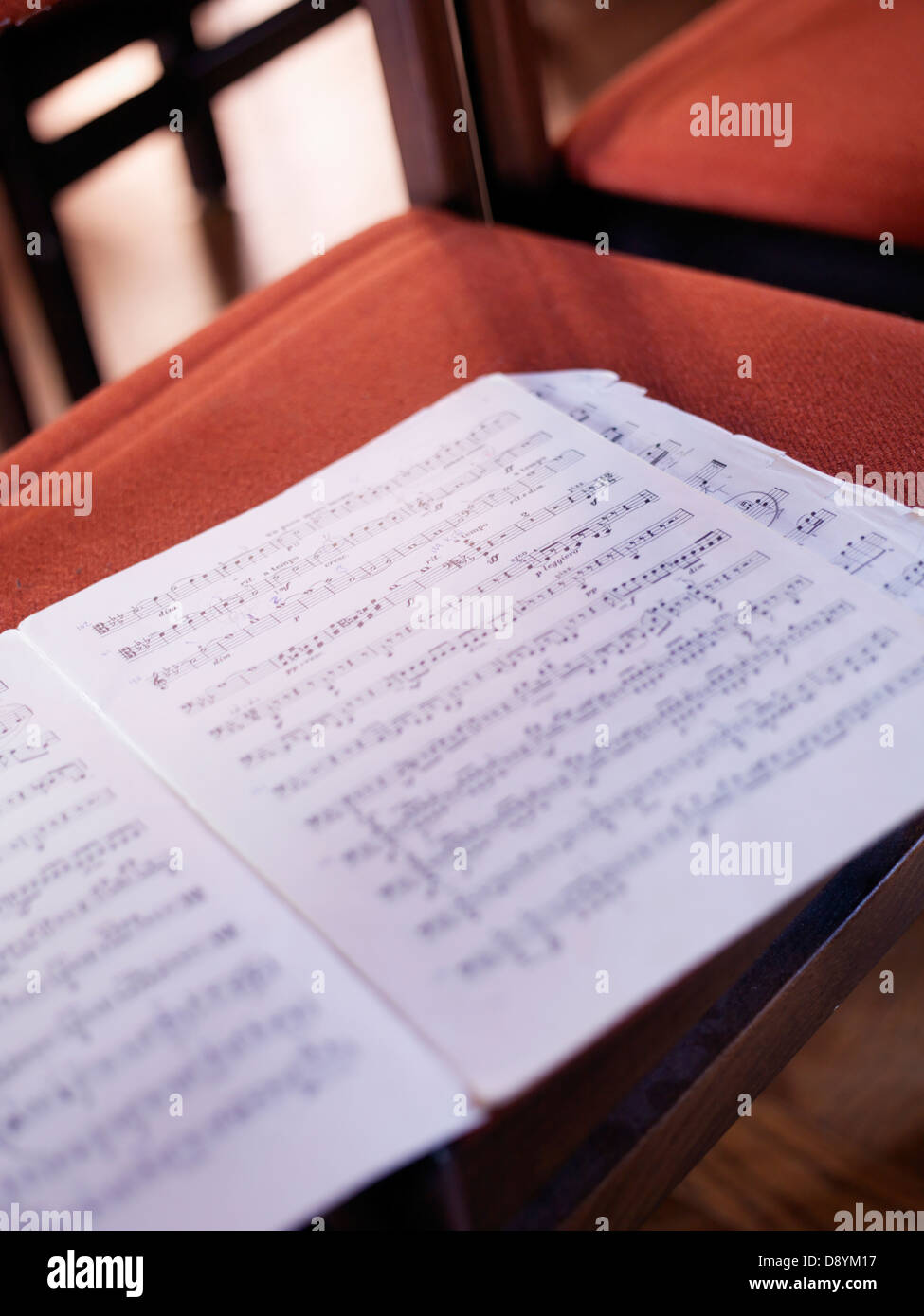 Musik-Noten auf einem Tisch. Stockfoto