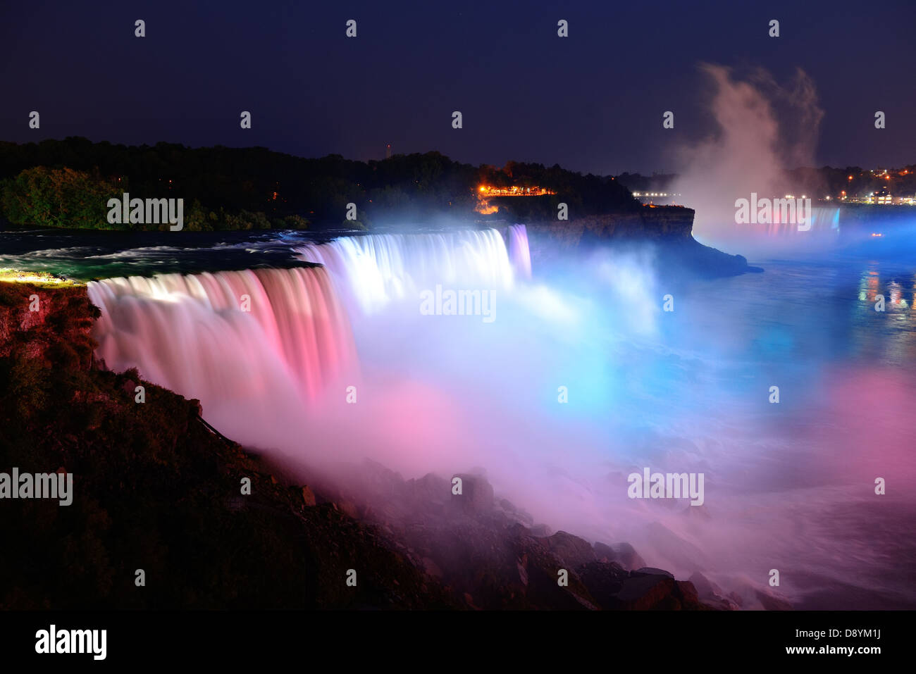 Niagara-Fälle beleuchtet durch bunte Lichter in der Nacht. Stockfoto