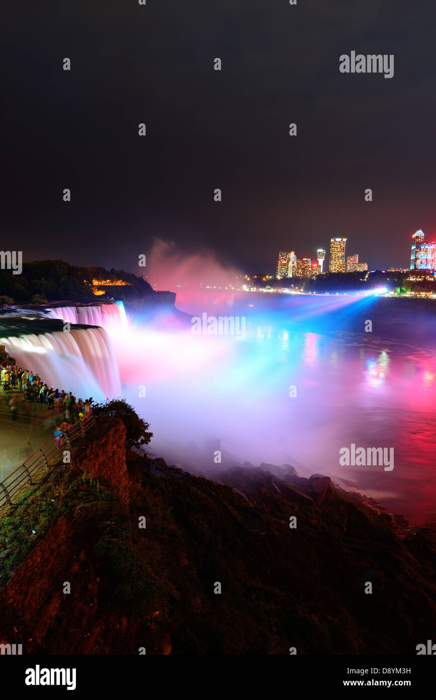 Niagara-Fälle beleuchtet durch bunte Lichter in der Nacht. Stockfoto