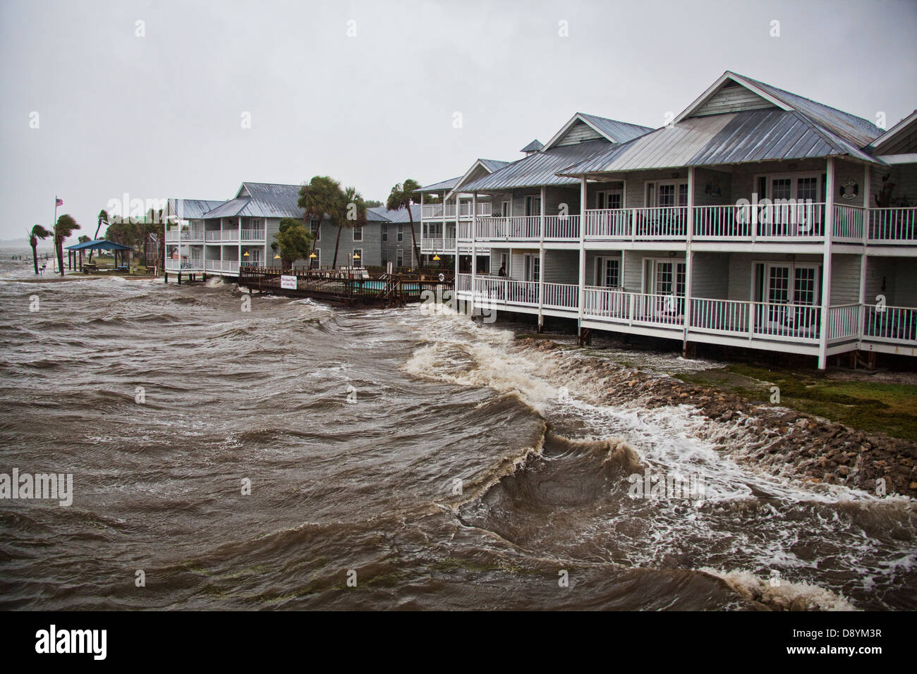 Wellen Absturz an Land gegen Insel Ort Eigentumswohnungen in Downtown Cedar Key Florida als tropischer Sturm Andrea Landfall macht Stockfoto