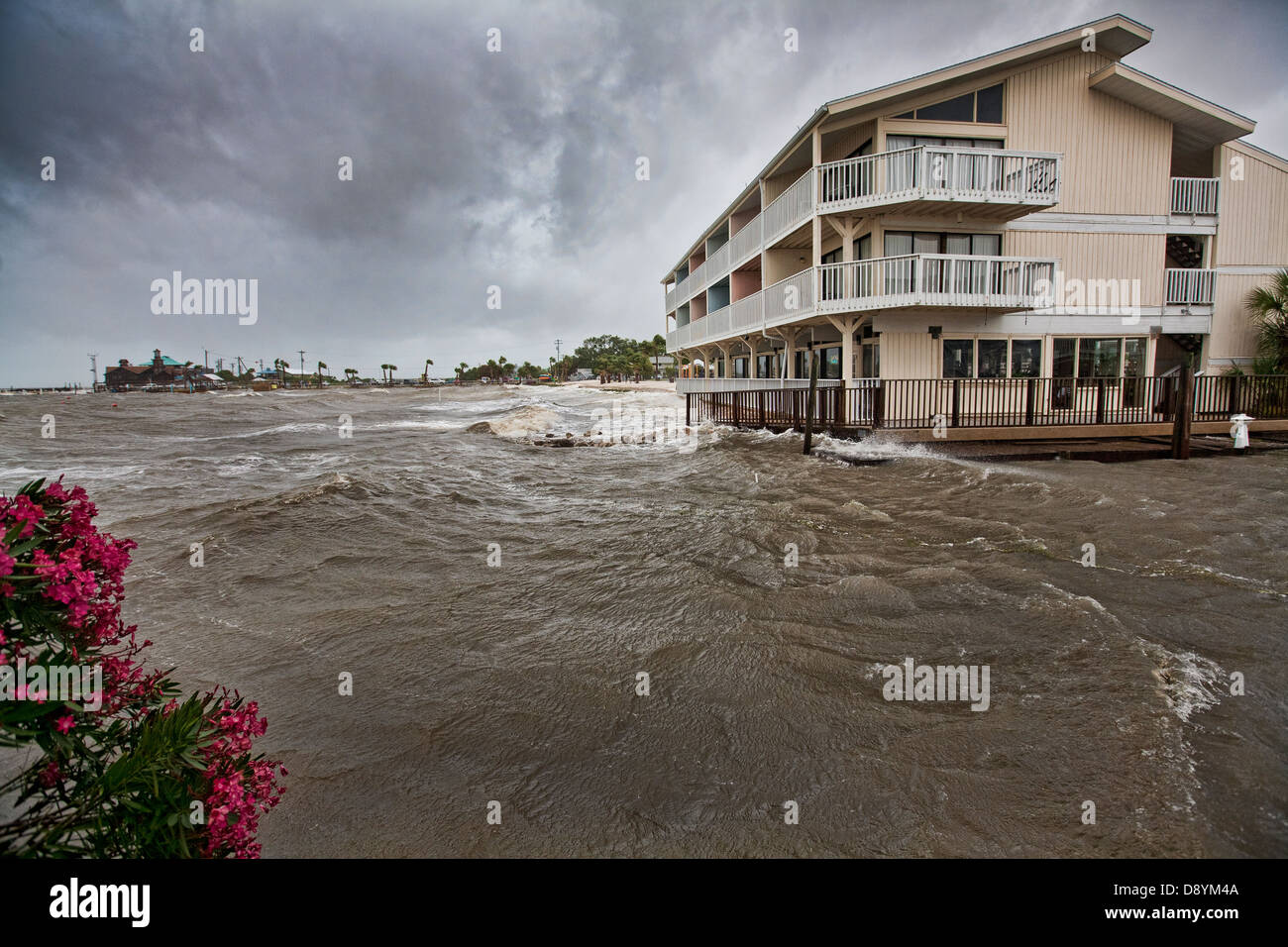 Sturmwellen abstürzen in Cedar Cove Yacht Club, während tropischer Sturm Andrea Landfall in Cedar Key Florida macht Stockfoto