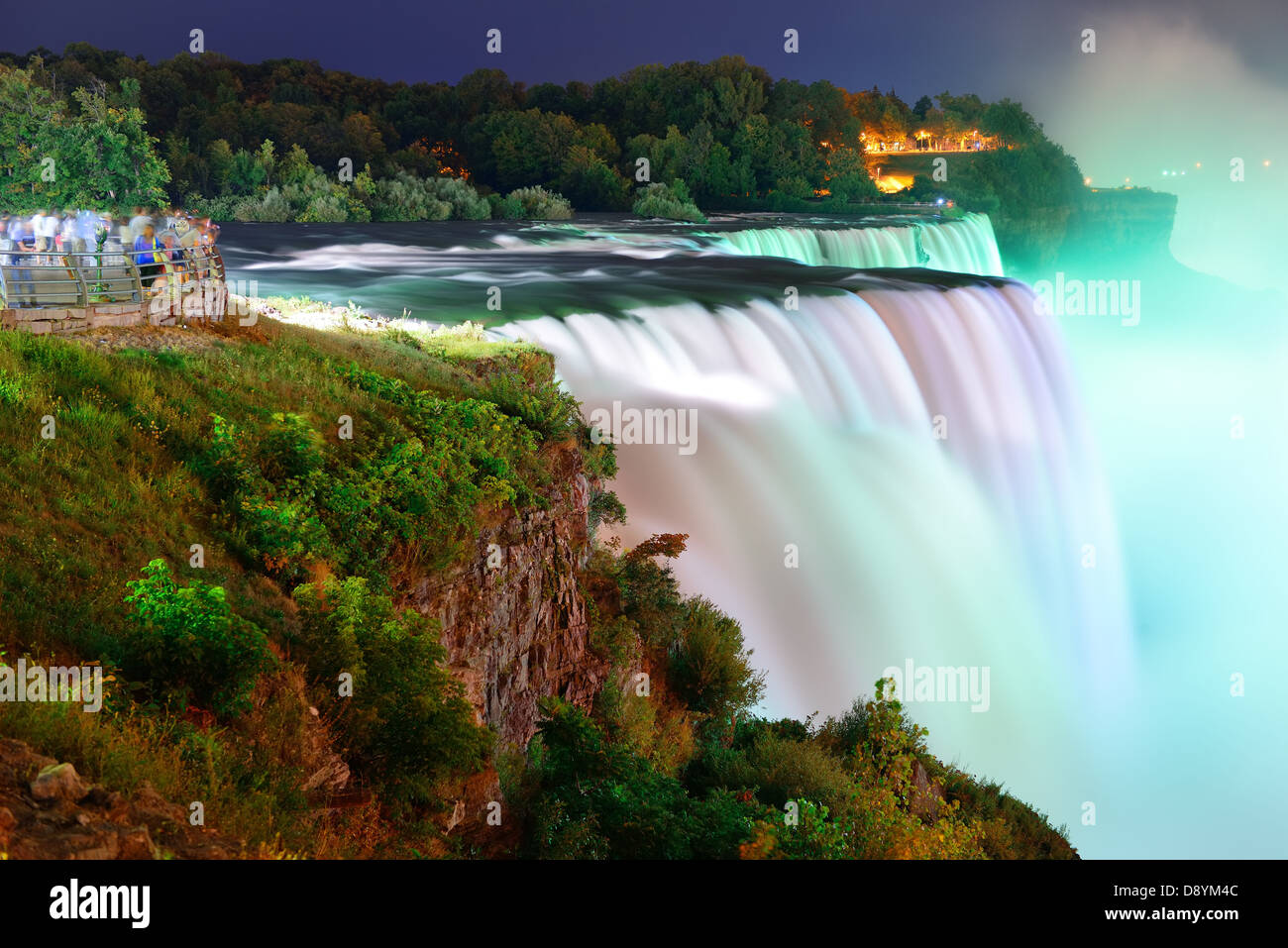 Niagara-Fälle beleuchtet durch bunte Lichter in der Nacht. Stockfoto
