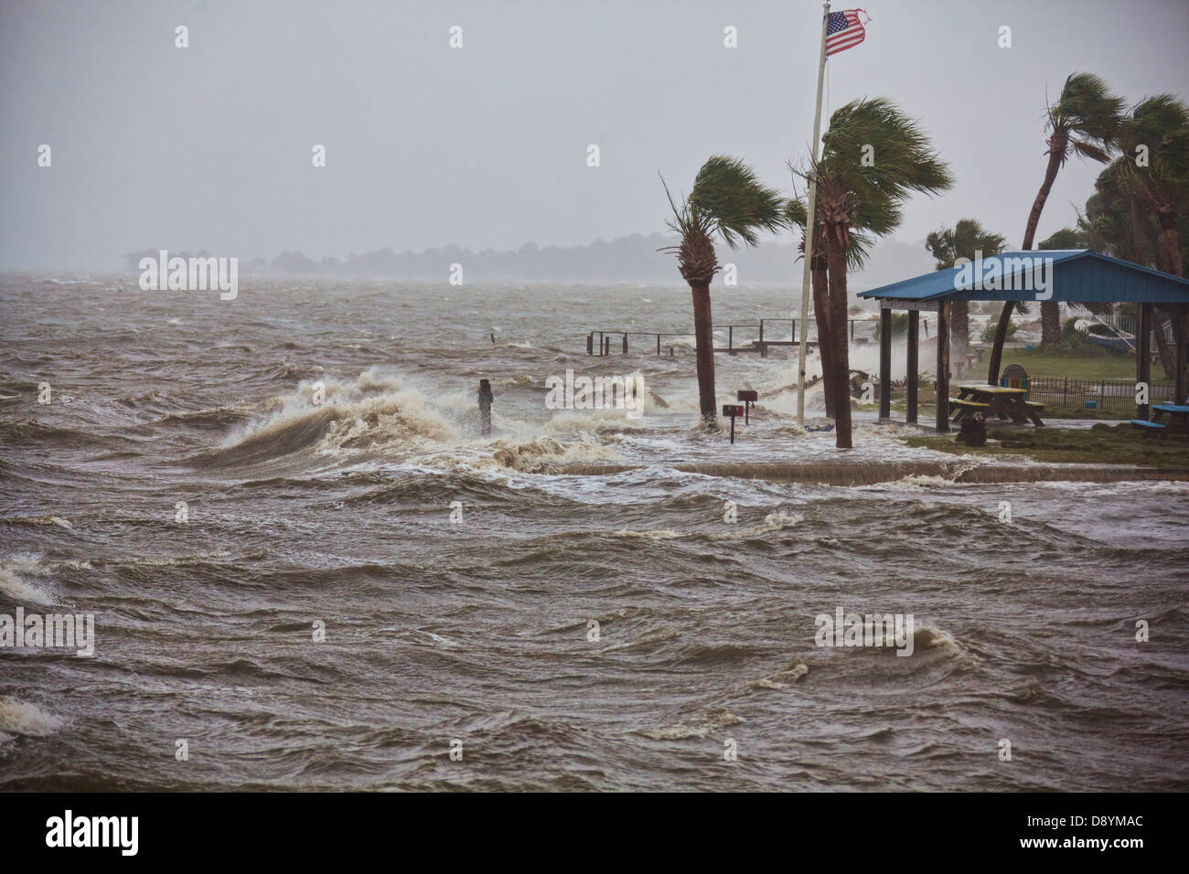Wellen, die über den Deich hinter dem Gulfside Motel in Downtown Cedar Key Florida während tropischer Sturm Andrea Stockfoto