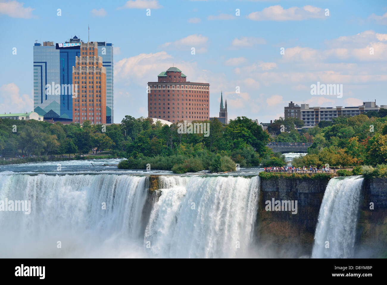 Niagarafälle Closeup am Tag über Fluss mit Gebäuden Stockfoto