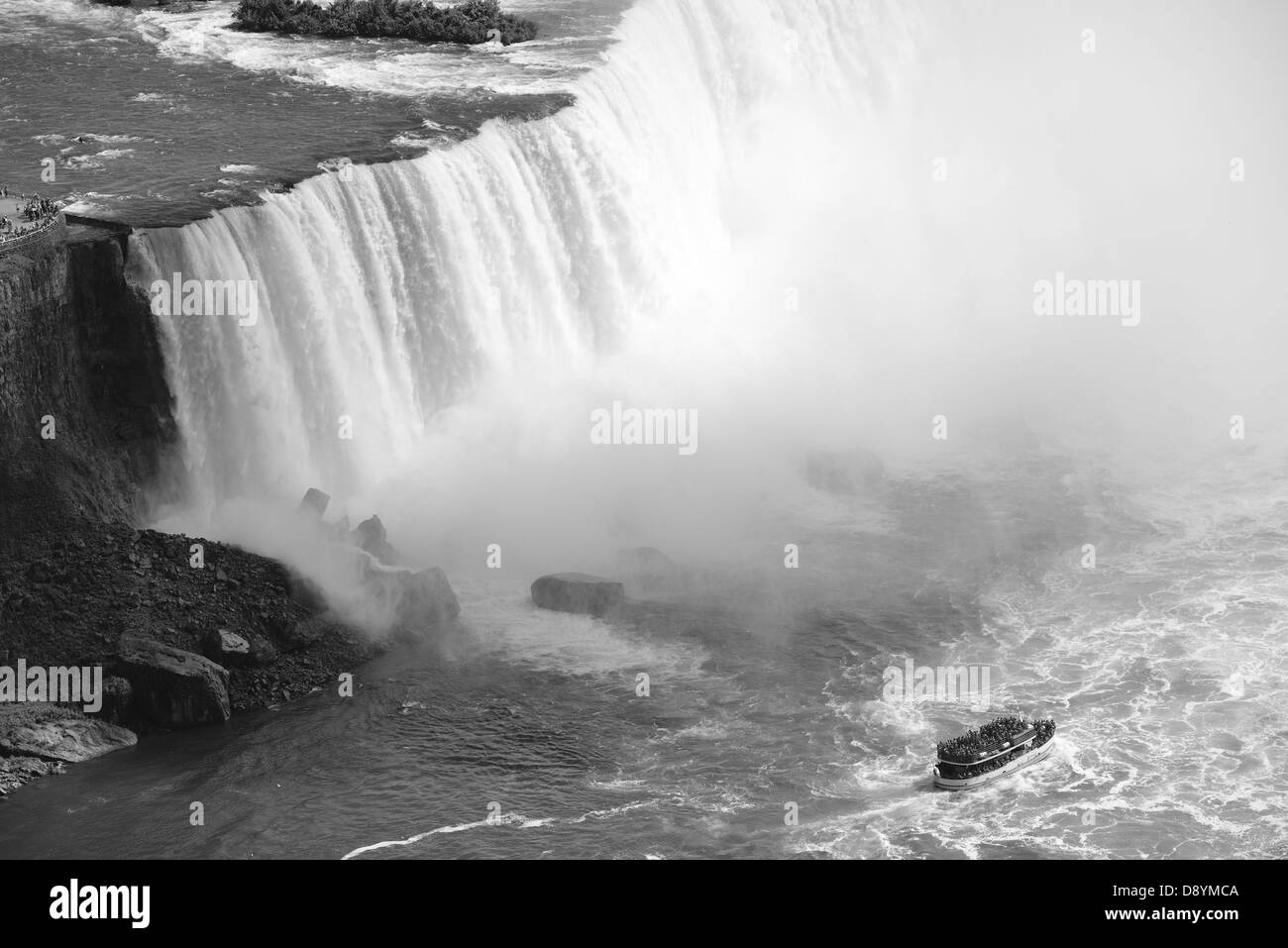 Boot und Horseshoe Falls von den Niagarafällen entfernt in schwarz / weiß Stockfoto