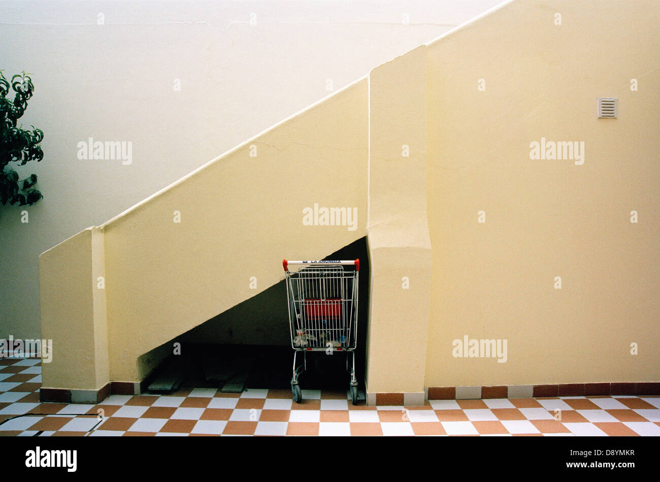 Ein verlassener Einkaufswagen in einem Gebäude, Argentinien. Stockfoto