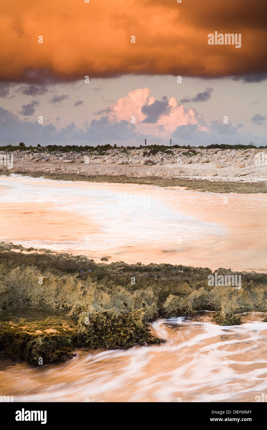 Schöne orange Wolken beleuchtet durch die aufgehende Sonne in Cozumel, Mexiko. Stockfoto