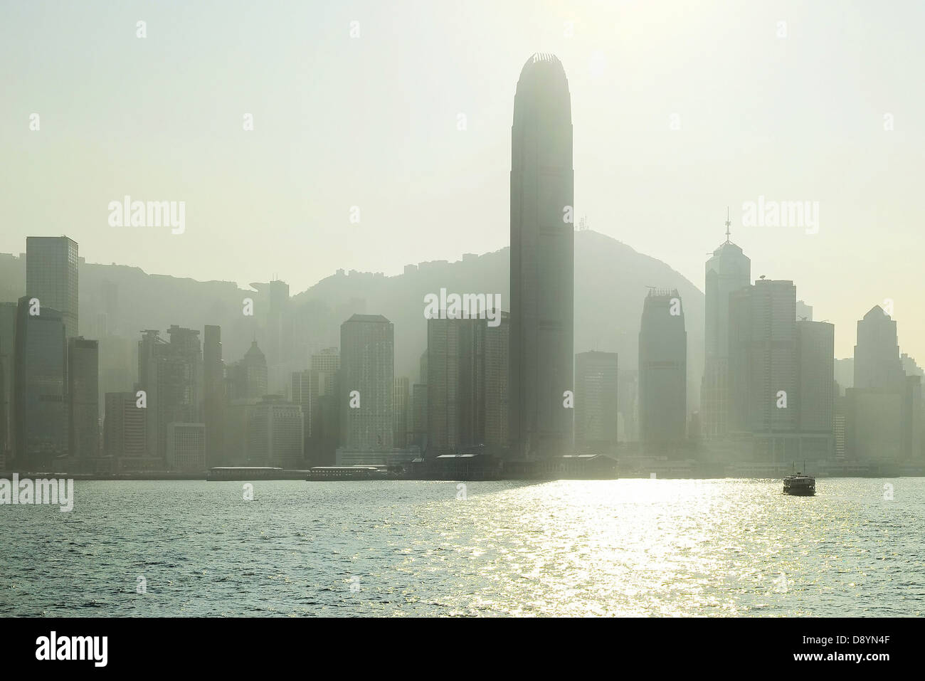 Panorama von Hong Kong bei Sonnenuntergang. Gegenlicht Stockfoto