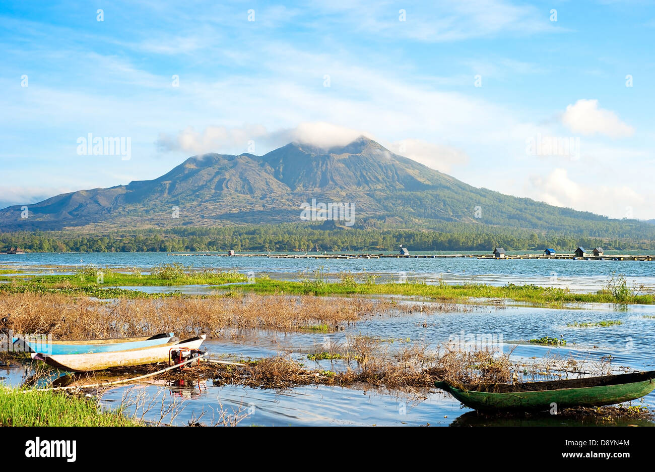 Angelboote/Fischerboote vor Vulkan Batur bei Sonnenuntergang Stockfoto