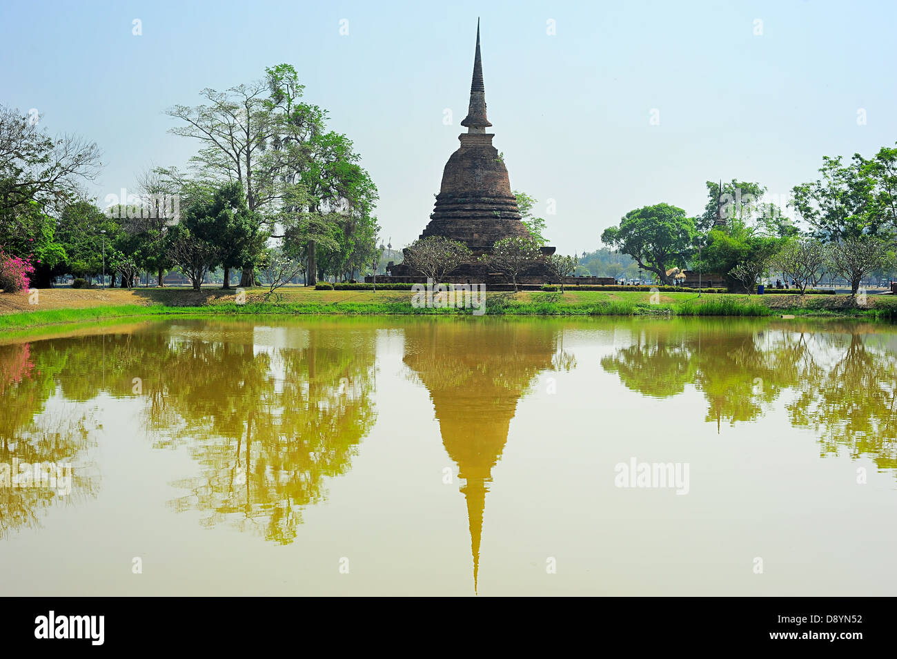 Pagode spiegelt sich in den Teich an Sukhothai Historical Park. Thailand Stockfoto