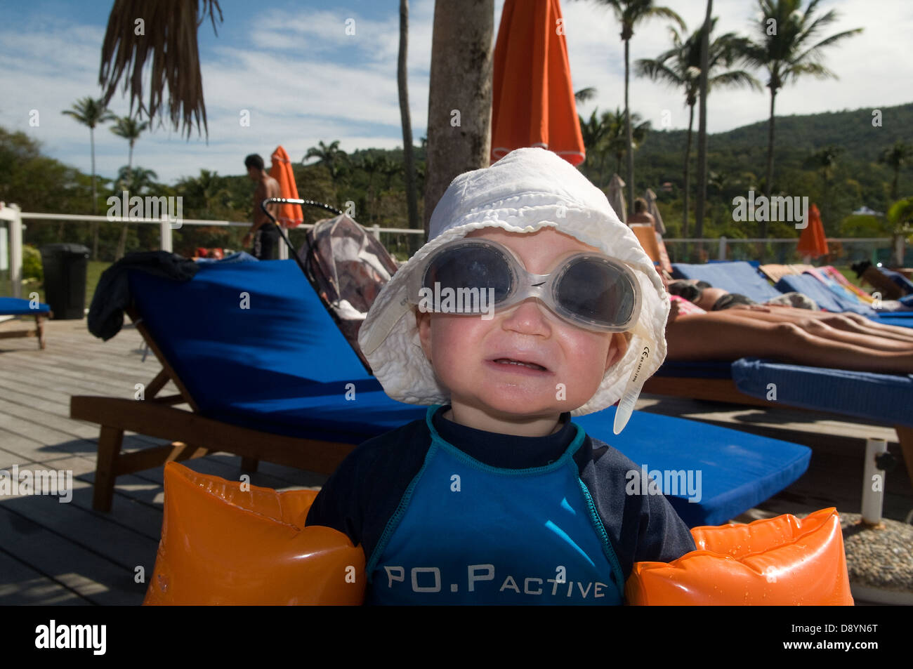 Kleiner Junge in einem Schwimmbad mit Tauch Brille, Guadeloupe. Stockfoto
