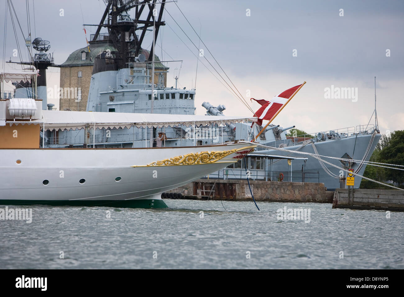 Dänemark, Kopenhagen, Schiff im Hafen Stockfoto