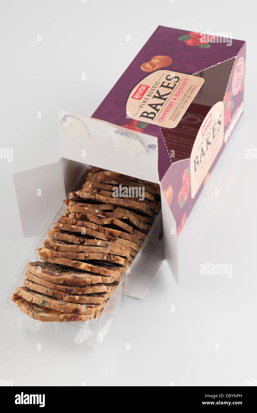 Schachtel mit Knäckebrot fein rustikal backt, Cranberry und Haselnuss Stockfoto