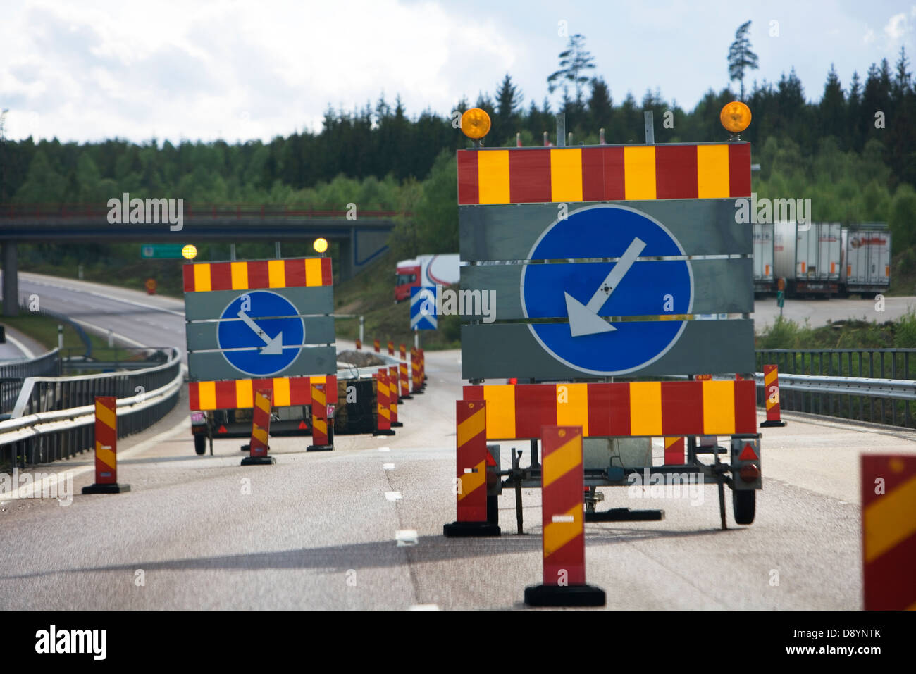 Pfeil-Zeichen auf Autobahn Stockfoto